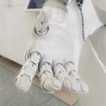 Fotografia em grande plano de um braço de robot de cor branca.