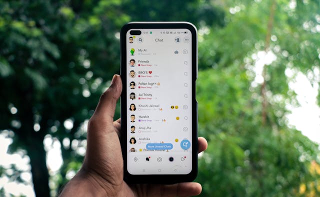 Um telemóvel que mostra o feed do Snapchat de uma pessoa.