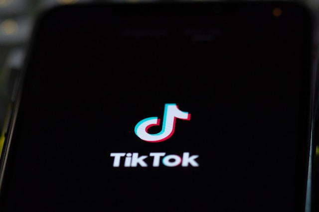 Um grande plano de um telemóvel enquanto carrega a aplicação TikTok.