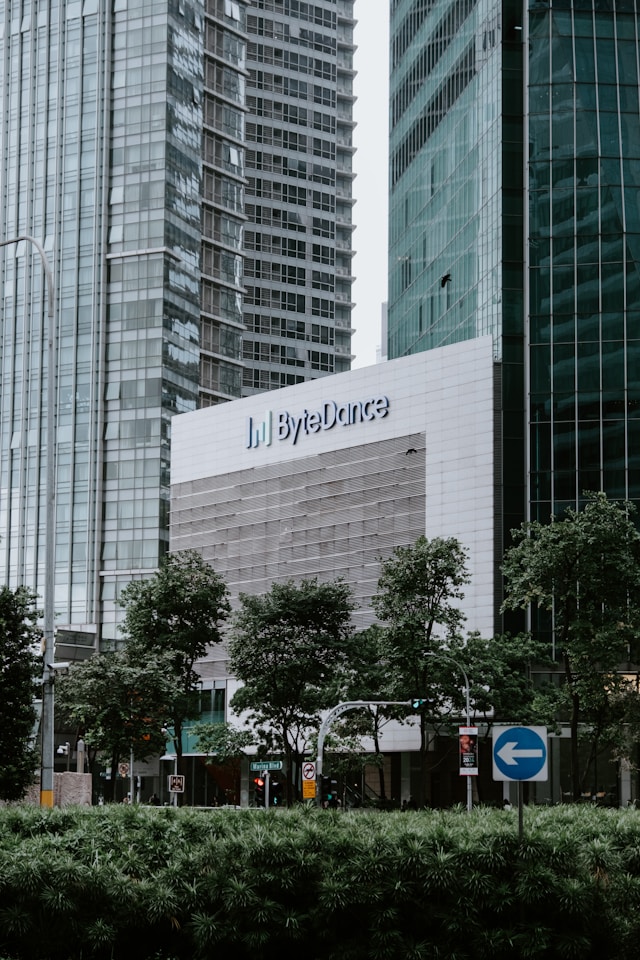 Um edifício com o sinal da ByteDance no topo.