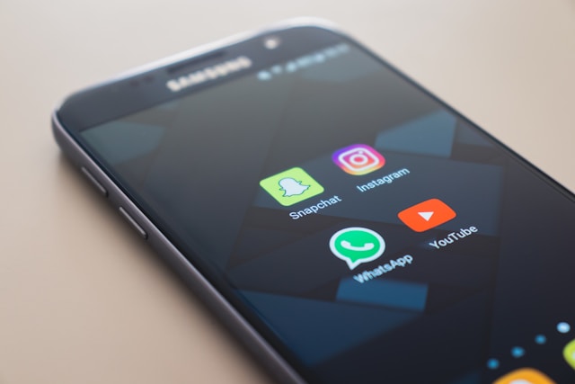 Aplicações de redes sociais apresentadas no ecrã de um smartphone.