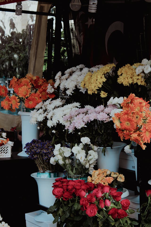 Uma banca com uma seleção de flores.