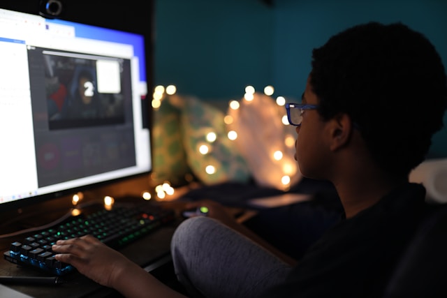 Uma pessoa num computador de secretária a iniciar uma transmissão em direto.