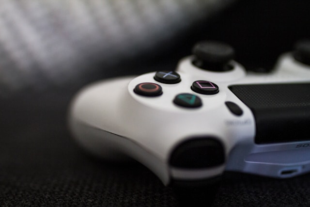 Uma fotografia de grande plano de um comando PS4 branco. 