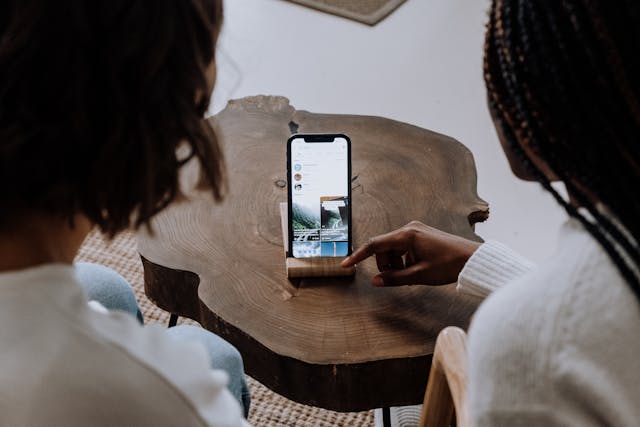 Duas pessoas a percorrer as recomendações do TikTok.