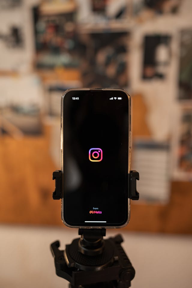 Um smartphone num tripé com o Instagram a carregar no ecrã.