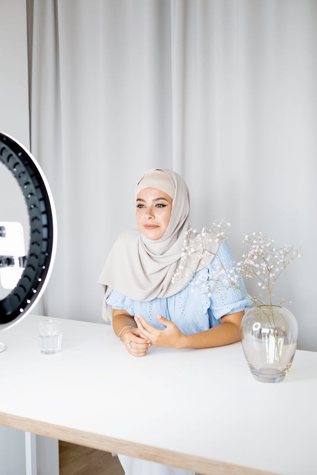 Uma mulher com um hijab a criar conteúdos gerados pelo utilizador.