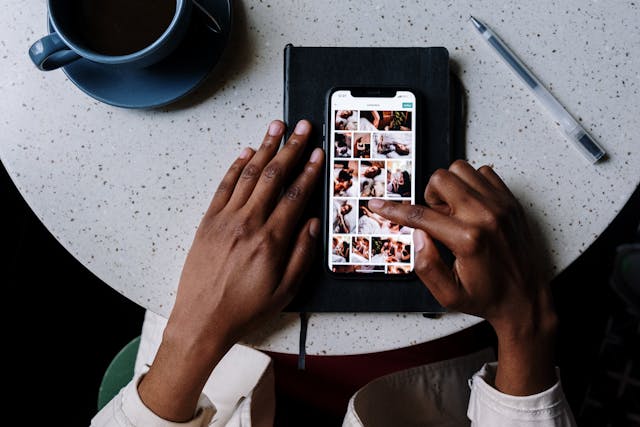Uma pessoa a percorrer um feed do Instagram no seu smartphone.