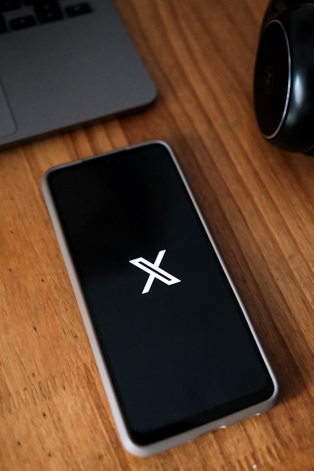 Um smartphone a carregar a aplicação X/Twitter.