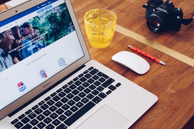Um computador portátil que mostra os serviços de anúncios do Facebook.