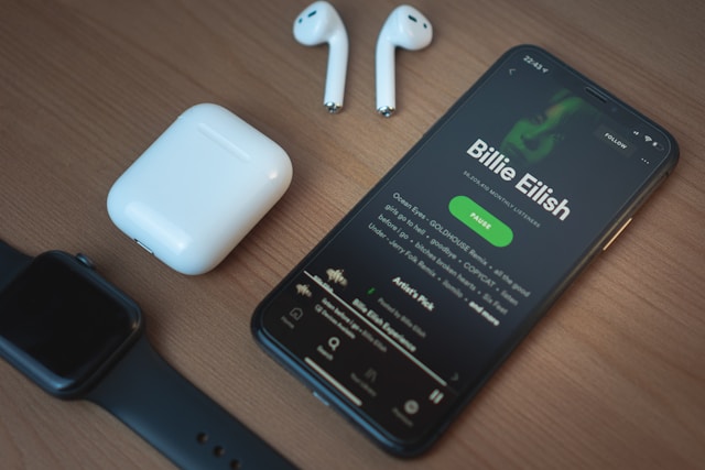 A aplicação Spotify mostra o perfil de Billie Eilish).