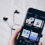 Um telemóvel que mostra as listas de reprodução editoriais do Spotify.