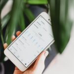 Um telemóvel que mostra as métricas de uma conta do Instagram.