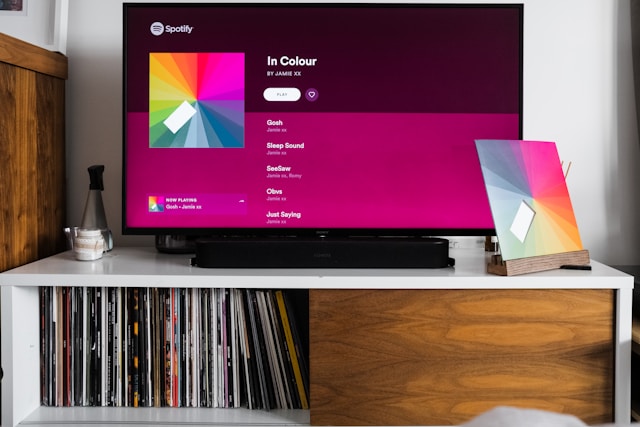 Um televisor que mostra uma lista de reprodução criada por um utilizador no Spotify.