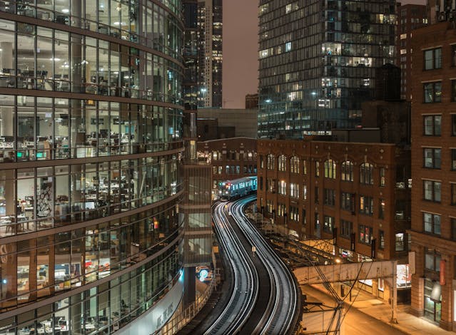 Un peisaj urban puternic luminat cu un filtru HDR.