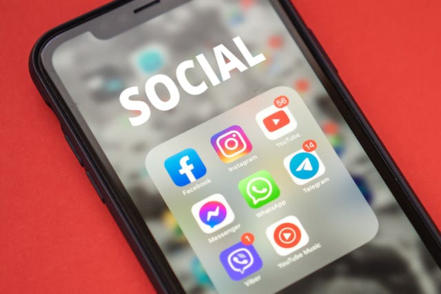 Imagini ale aplicațiilor Facebook și Instagram de pe un smartphone.