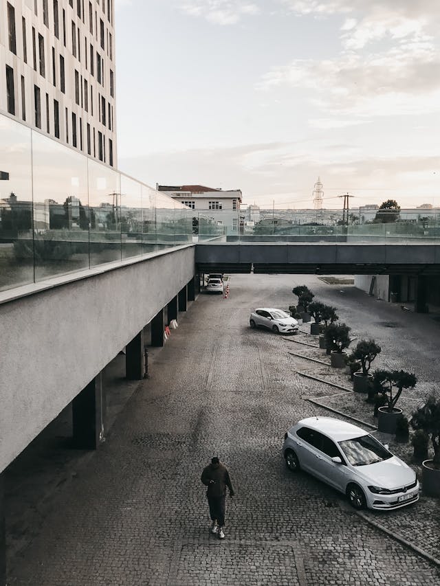 Fotografie a unei parcări într-o zonă modernă din centrul orașului folosind un filtru dezactivat.
