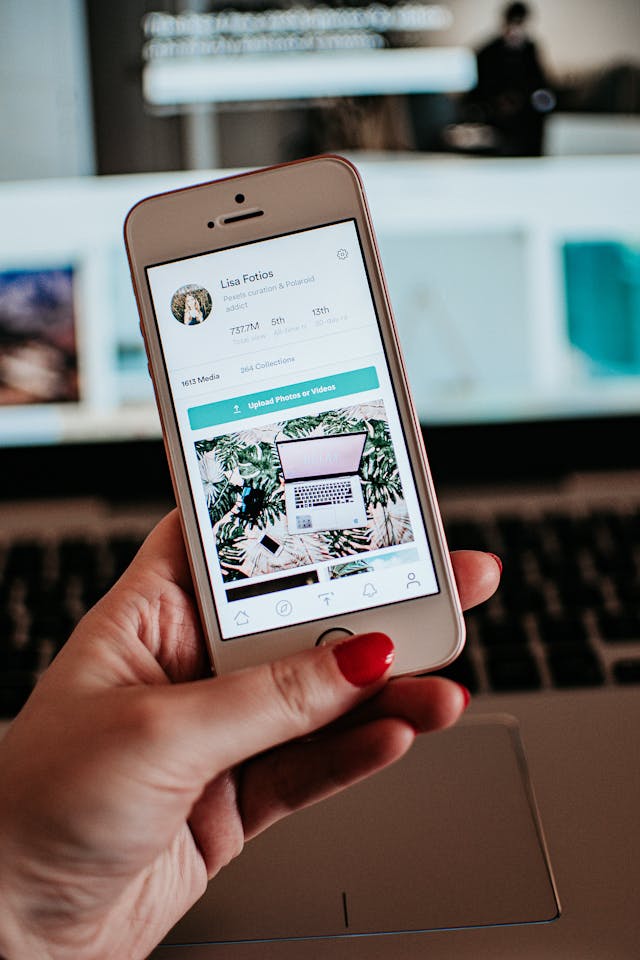 Cineva care postează o poză pe Instagram.