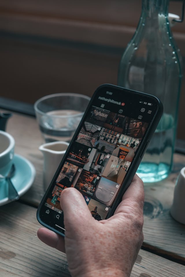 Cineva care folosește Instagram pe telefon.