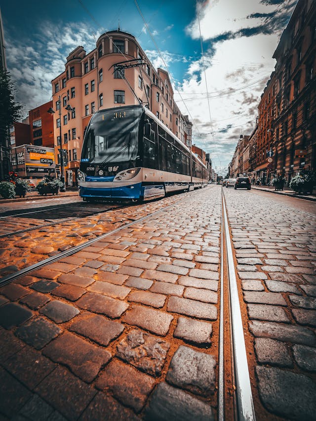 Imagine a unui tramvai pe drum cu un filtru HDR.