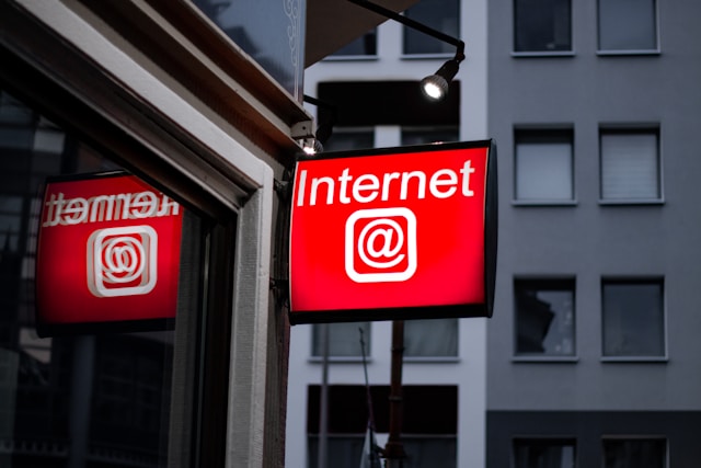 Semnalizare cu LED-uri lângă o clădire pe care scrie Internet.