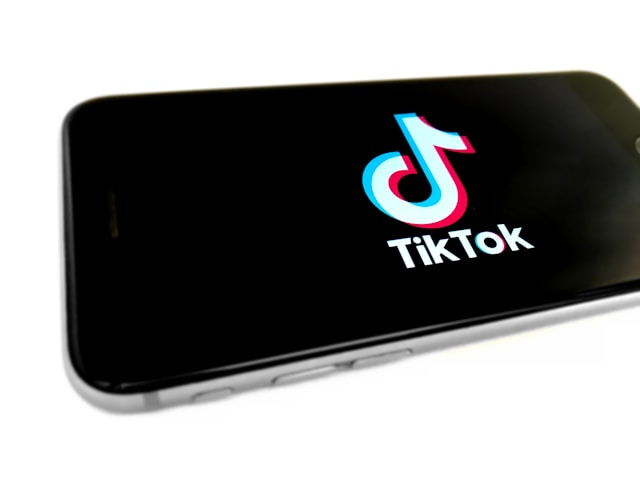 TikTok se încarcă pe ecranul unui smartphone.