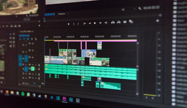 Un ecran de computer cu un program de editare pentru fișiere audio și video.
