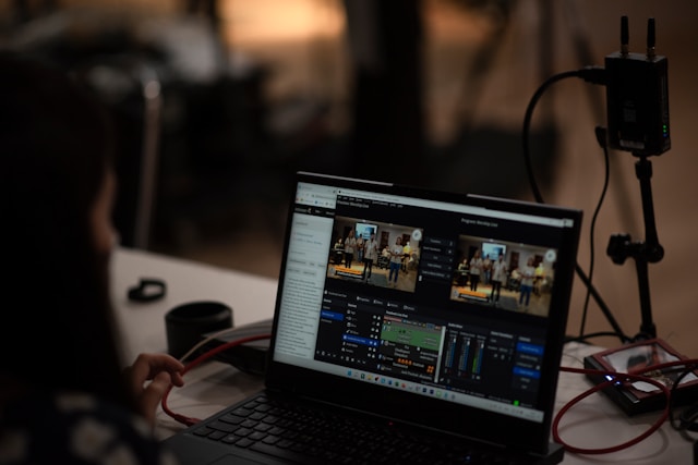 O persoană care rulează OBS Studio pe un laptop.