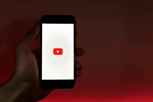 Un telefon care încarcă aplicația YouTube.