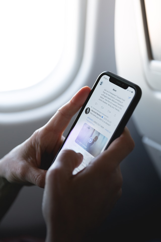 O persoană navighează pe Twitter pe smartphone.