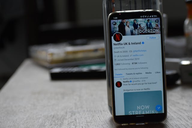 Un telefon care arată contul X al Netflix înainte ca site-ul să facă like-urile private.