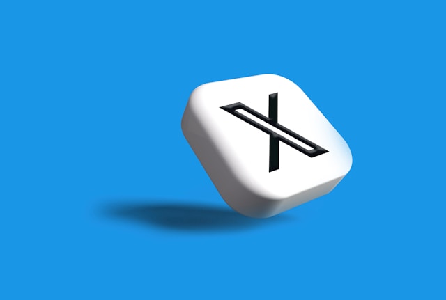 Logo-ul X pe un zar alb pe un fundal albastru.