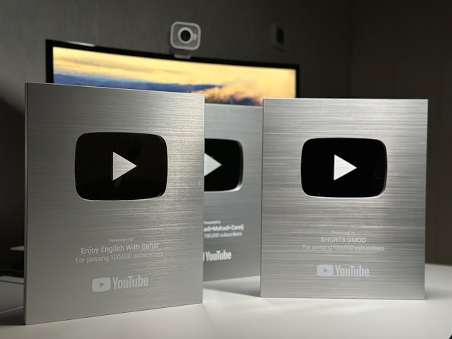 Trei premii de argint Play Button pentru canale cu 100.000 de abonați.
